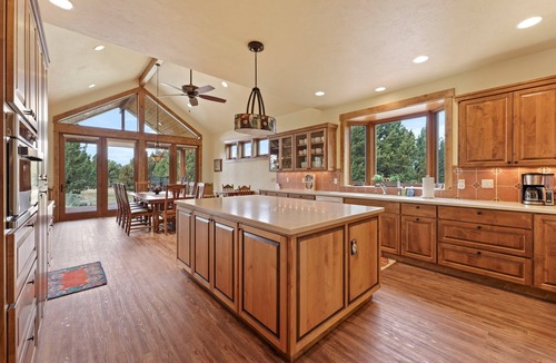 Bend House | High Lowe- Gorgeous Retreat, Hot Tub, A/C, Views, Ponds, Ping Pong, BBQ!