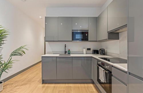 West Finchley Apartment | High Luxury London Stay 30 Mins to Camden & Central