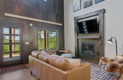 Deadwood House | High Mountain Rustic Cabin Hot Tub Game Loft