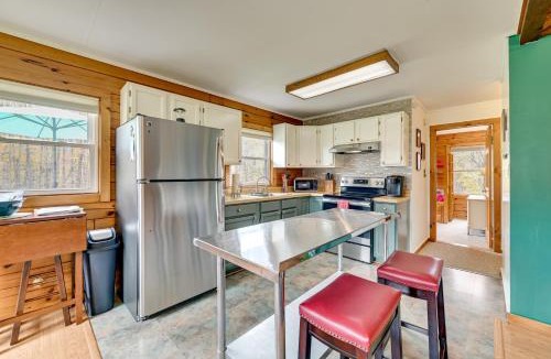 East Windham House | High Peak Heaven: Cozy Log Cabin on 1 Acre!
