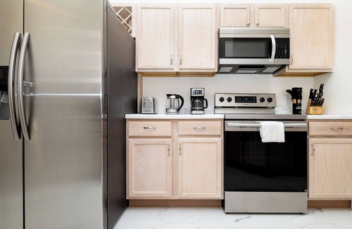 Westbury House | High Point Oasis – 4 BDR Sleeps 8, Mins to Parks and Attractions! Private Pool