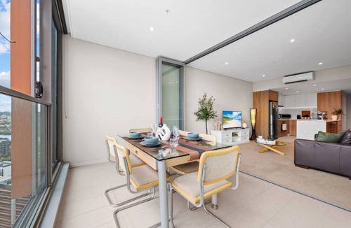 Wentworth Point Apartment | High-Rise Haven with Spectacular Skyline Views