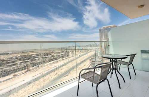 Dubai Apartment | High-Rise Studio Near the Golf Club and Mall with a Community View, Dubailand