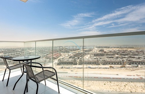 Dubai Apartment | High-Rise Studio Near the Golf Club and Mall with a Community View, Dubailand