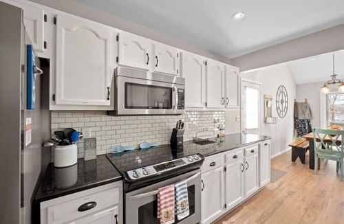 Southmont House | "High Rock Haven- Fire Pit, Welcome Gifts, Games room, Hot Tub, 2 lounges, lake