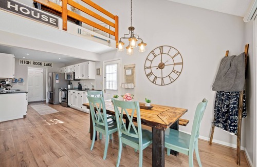 Southmont House | "High Rock Haven- Fire Pit, Welcome Gifts, Games room, Hot Tub, 2 lounges, lake