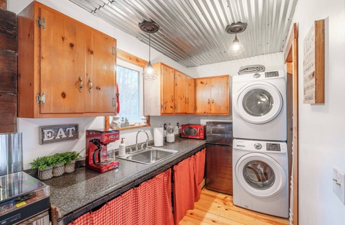 Stanton Cabin | High Rock Hideaway Red River Gorge KY *Couples Cabin* Hot Tub Wifi Pet Friendly