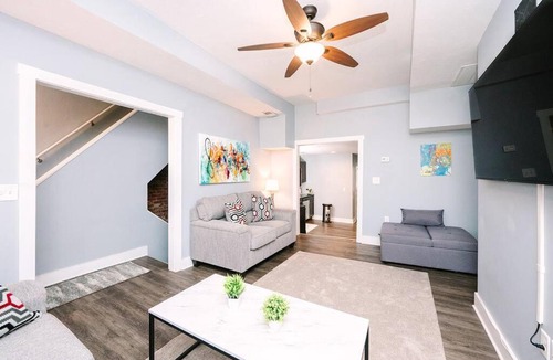 Manchester Apartment | High-Speed Internet - Parking - Washer & Dryer
