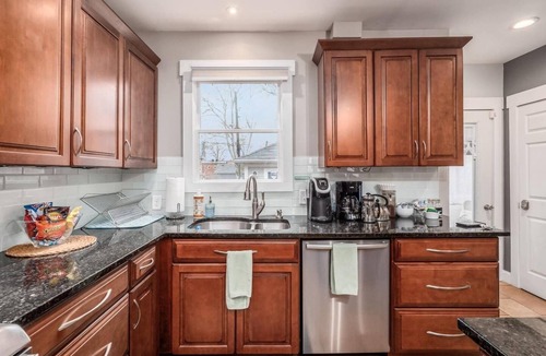 Italian Village House | High St .2mi | King Suite 3 Queens Chef Kitchen & Parking