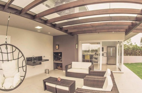 Praia do Rosa House | High standard gated community, spa and heated pool, free day use Surfland
