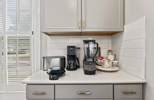 Murfreesboro Cottage | High Tea Cottage | Walk Downtown | Pool & Hot Tub