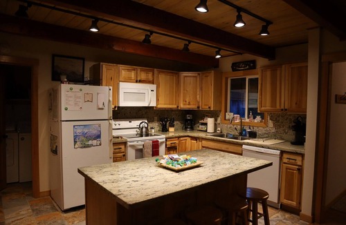 Packwood Cabin | High Valley Hideaway - Wi-Fi, Hot Tub, Smart TV's, BBQ