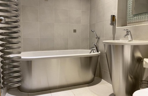 Cardiff City Centre Apartment | High View Serviced Apartment