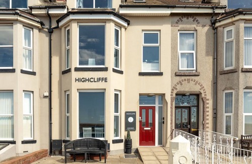 Thornton-Cleveleys Apartment | HIGHCLIFFE EMERALD SUITE - BEACHFRONT - SLEEPS 6