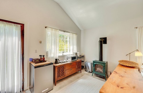 Highland Apartment | Highland 1850s Studio Barn on Sprawling 4.5 Acres!