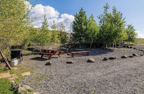 Wapiti Cabin | Highland Bunkhouse- Direct River Access, Mountain Views, Couples Retreat