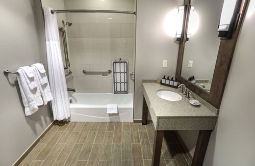 Fairfield Cabin | Highland Queen ADA | Accessible Room Near Slopes