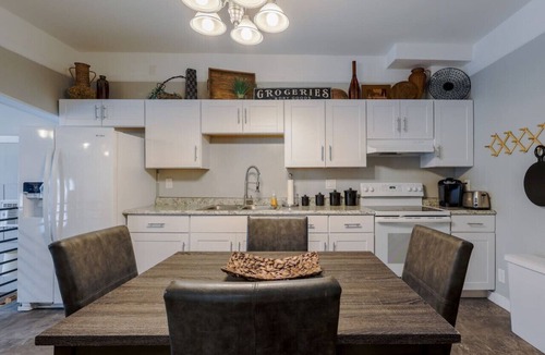 Highland Square Apartment | Highland Sq Hideaway Apt with 2 queen beds in great location