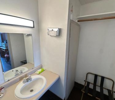 Williams House | Highlander Room 5 Private Room near Route 66
