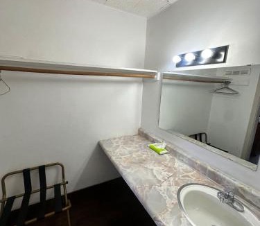 Williams House | Highlander Room 6 Private Room near Route 66