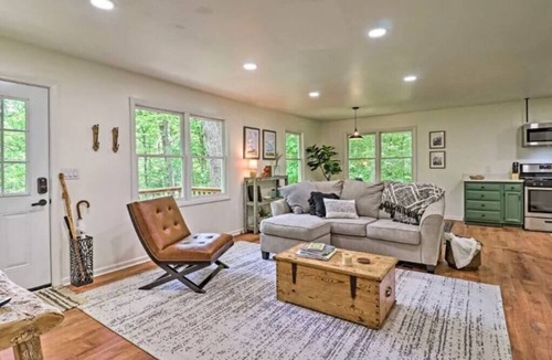 Mirror Lake Cabin | Highlands Escape, 1 mile to town - Retreat to the Mountains to Relax