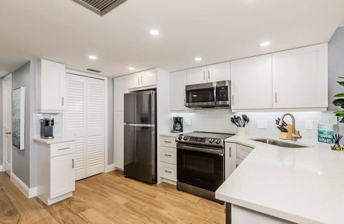 Marco Island Condo | 🦀 Highly Sought! 7th Floor Remodeled Sea Winds Beachfront, Double Vanity Sinks