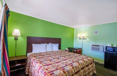 Macon Hotel | Highway Haven | Clean, Cozy Rooms | Free Breakfast & Parking Included