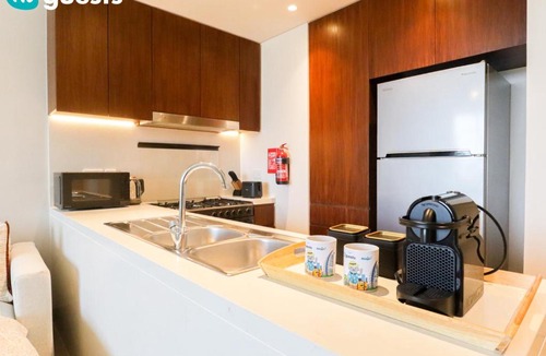 Dubai Apartment | HiGuests - Lavish 2BR Apt with Private Beach Access