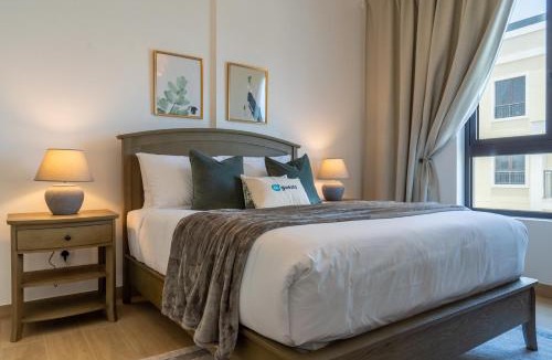 Dubai Apartment | HiGuests - Stylish Waterfront Retreat With Balcony in La Mer