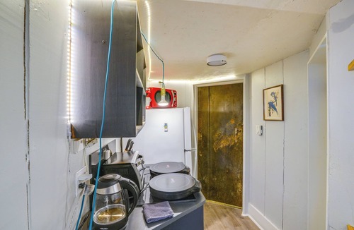 South Lee Apartment | Hike, Fish & Ski: Riverside Barn Loft in Lee