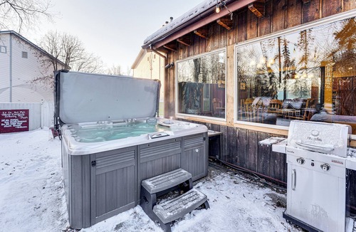 Spenard House | Hike, Ski & Soak! Spacious Anchorage Getaway