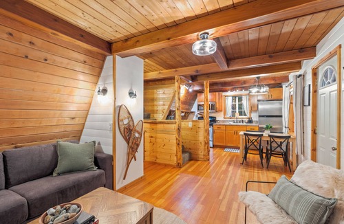 Gold Bar Cabin | Hikers Hideaway - riverfront - hot tub - WiFi!