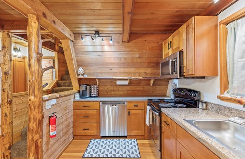 Gold Bar Cabin | Hikers Hideaway - riverfront - hot tub - WiFi!