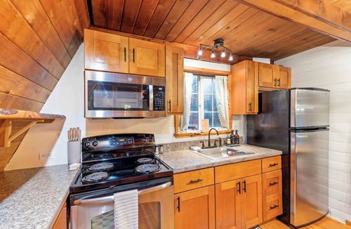 Gold Bar Cabin | Hikers Hideaway - riverfront - hot tub - WiFi!