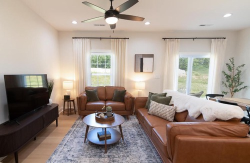 Lynchburg House | Hill City Lux Mins to LU King Bed Sleeps 8