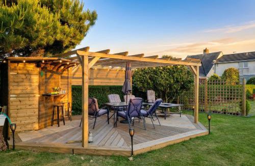 Hill Head House | Hill Head Beachside Cottage with Large Garden and Sea Views 5bed slp12