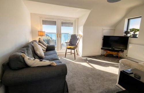 Hill Head House | Hill Head Beachside Cottage with Large Garden and Sea Views 5bed slp12