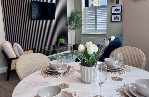 Harrogate City Centre Apartment | Hill House Luxury Central 2-Bedroom Apartment with Balcony & Free Parking, 2 x King Sized Beds
