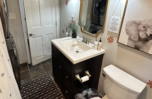 Severna Park House | Hillbottom Hideaway Beachhouse - Severna Park pet friendly! With hot tub!