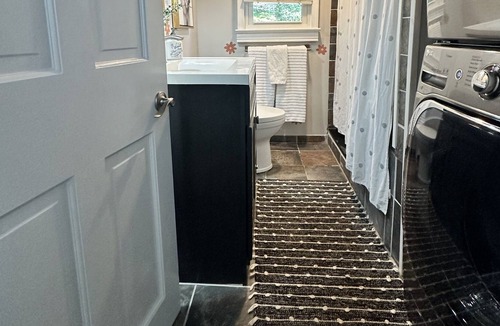 Severna Park House | Hillbottom Hideaway Beachhouse - Severna Park pet friendly! With hot tub!