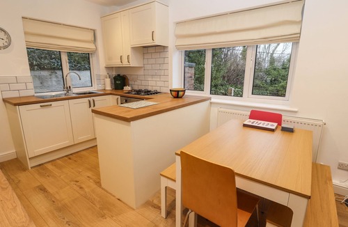 Cefn-mawr Cottage | HILLCREST, pet friendly, with a garden in Chirk