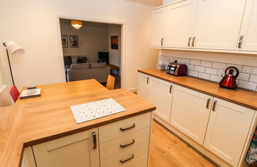 Cefn-mawr Cottage | HILLCREST, pet friendly, with a garden in Chirk
