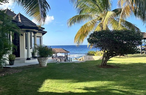 Discovery Bay Villa | Hillcrest Villa - Comfort of a Hotel/Privacy of a Home