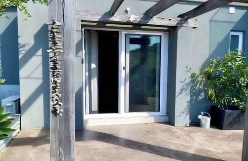 Kiama Heights Apartment | Hills View Studio @ Kiama Heights,This place has a style all its own.