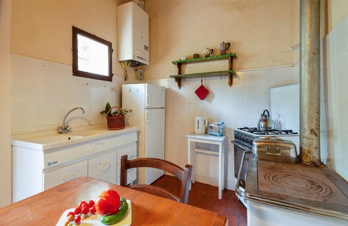 Castelfranco di Sopra House | Hillside Retreat with a View