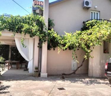 Mojdez House | Hillside Apartments