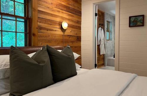 Eureka Springs House | Hillside Cabin