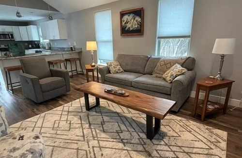Cody House | Hillside Cottage- Backyard Oasis, Serene Interior, walk to historic Downtown Cody