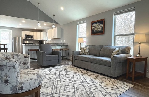 Cody House | Hillside Cottage- Backyard Oasis, Serene Interior, walk to historic Downtown Cody