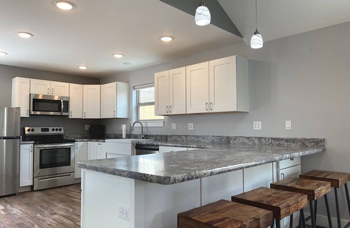 Cody House | Hillside Cottage- Backyard Oasis, Serene Interior, walk to historic Downtown Cody